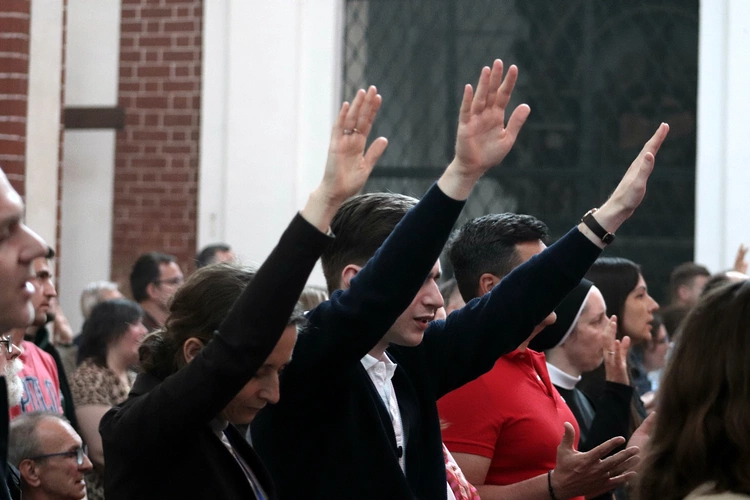 Wigilia Zesłania Ducha Świętego - czuwanie w Kościele pw. NMP na Piasku w przedzień zakończenia synodu