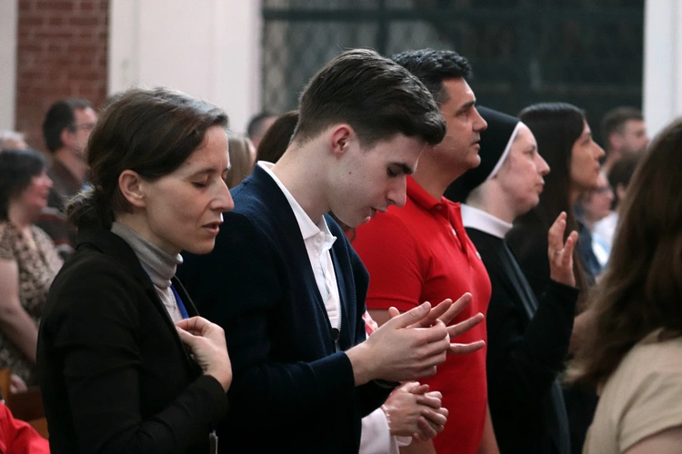 Wigilia Zesłania Ducha Świętego - czuwanie w Kościele pw. NMP na Piasku w przedzień zakończenia synodu