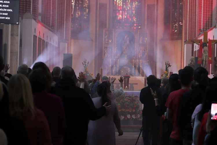 Wigilia Zesłania Ducha Świętego - czuwanie w Kościele pw. NMP na Piasku w przedzień zakończenia synodu