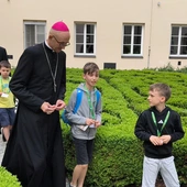 Abp Galbas do ministrantów: Można być kelnerem i umrzeć z głodu