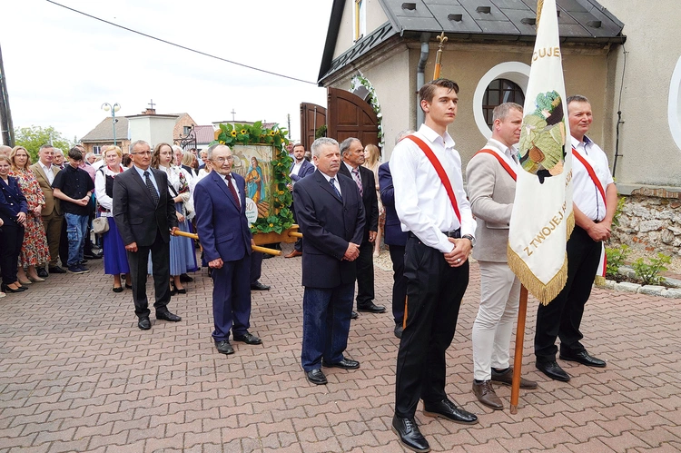 Tego dnia pątnicy przynoszą w procesji obraz swojego patrona – św. Izydora Oracza. 