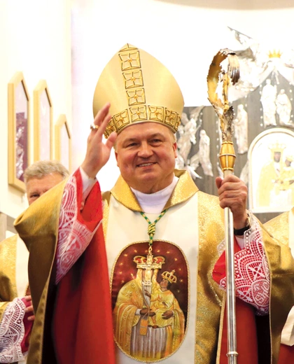 Na swoje biskupie zawołanie hierarcha wybrał słowa: „Ojcowskim sercem”.