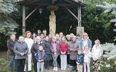 Wspólna maryjna modlitwa jednoczy mieszkańców.