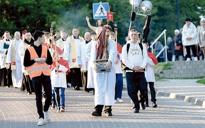 Na czele procesji niesiono figurę Chrystusa.