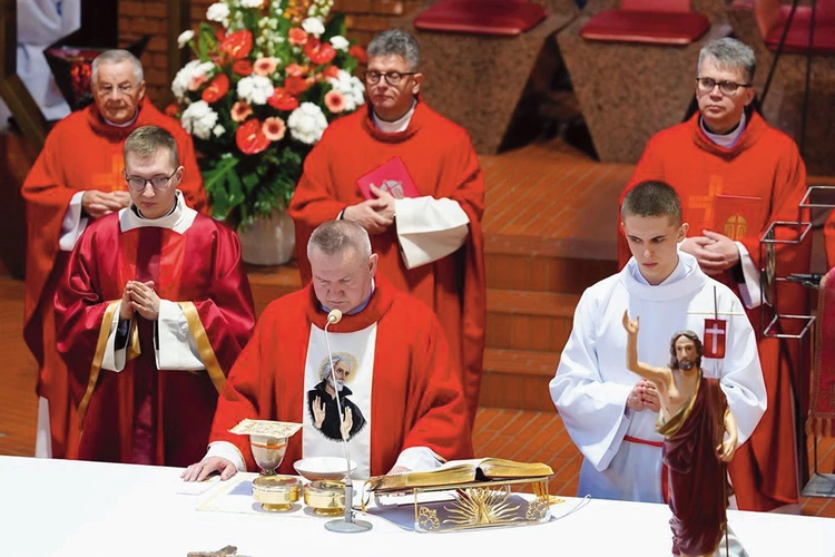 Uroczysta Eucharystia poprzedzająca rozstrzygnięcie zmagań literackich. 