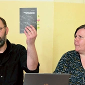 Daniel Podobiński i Jadwiga Wójciak z nową publikacją (wyd. i druk. Świętego Krzyża w Opolu). 