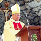 Metropolita krakowski przewodniczył Eucharystii w grocie lurdzkiej na Górze Świętej Anny podczas obchodów jubileuszowych „Paschy  św. Franciszka z Asyżu”.
