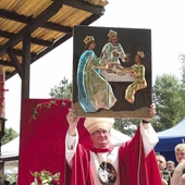 Biskup płocki ukazał na nowo ozdobiony wizerunek Jezusa, Maryi i Józefa.
