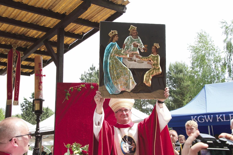 Biskup płocki ukazał na nowo ozdobiony wizerunek Jezusa, Maryi i Józefa.