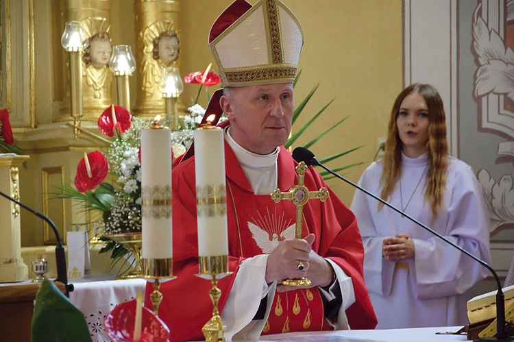 Na koniec bp Marek pobłogosławił wiernych relikwiami św. patrona.