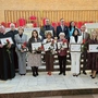 Laureaci z dyplomami po zakończonej liturgii.