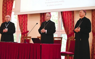 Obrady w seminaryjnej auli rozpoczęły się odśpiewaniem pieśni do Ducha Świętego.