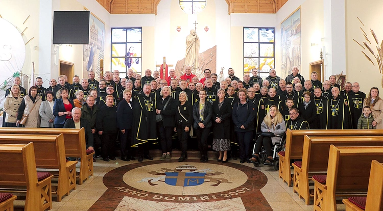 Bracia z rodzinami na dniu skupienia w rajbrockiej świątyni. 
