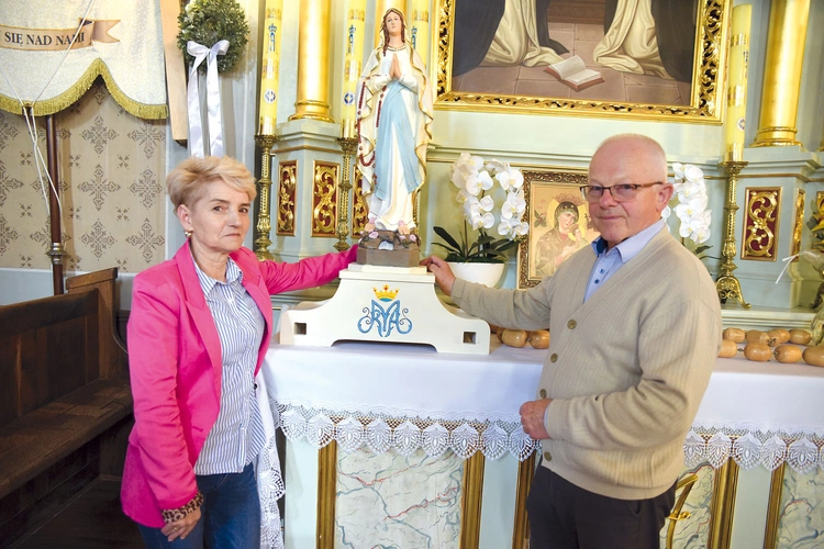 Pani Ewa i pan Ireneusz przy figurze, która została niedawno ufundowana jako feretron dla DSM.