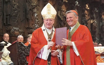 Abp Kupny przekazał tłumaczenie angielskie dokumentu synodalnego kard. Grechowi.