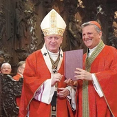 Abp Kupny przekazał tłumaczenie angielskie dokumentu synodalnego kard. Grechowi.