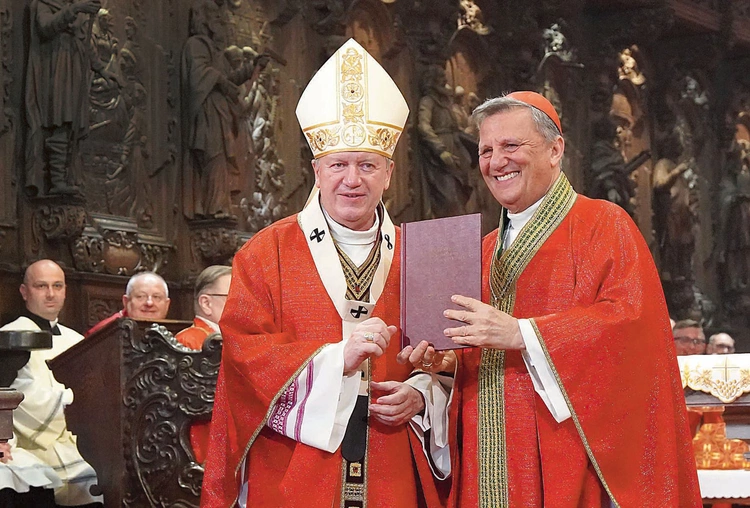 Abp Kupny przekazał tłumaczenie angielskie dokumentu synodalnego kard. Grechowi.