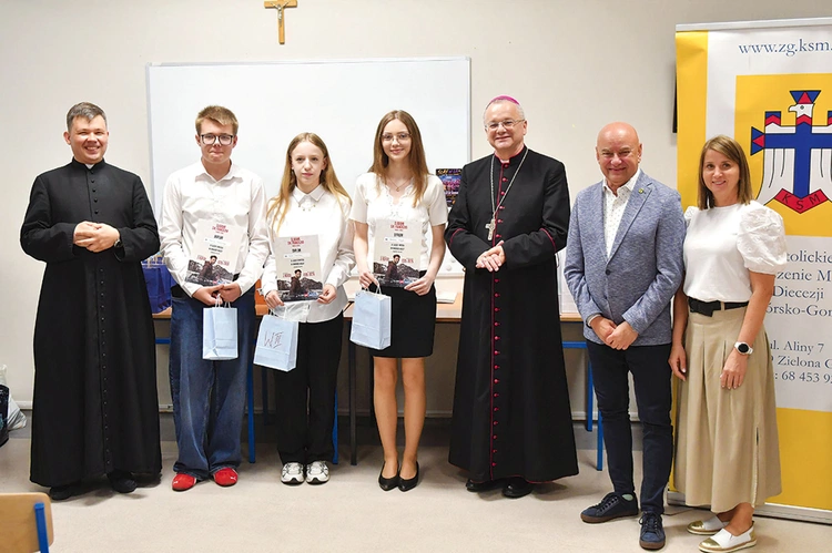 Byli uczniowie z: Bielawy, Dąbia, Dobiegniewa, Gorzowa Wlkp., Gronowa, Kargowej, Lipinek Łużyckich, Siedliska, Nowej Soli, Wężysk, Zbąszynka i Zielonej Góry, a nagrody wręczył bp Tadeusz Lityński.