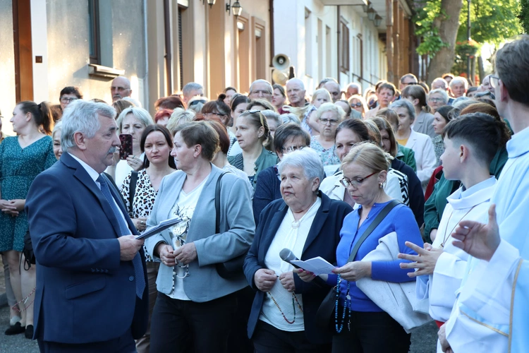 Lipnica Murowana. Msza św. i procesja z modlitwą o rekoronację Lipnickiej Madonny z Dzieciątkiem