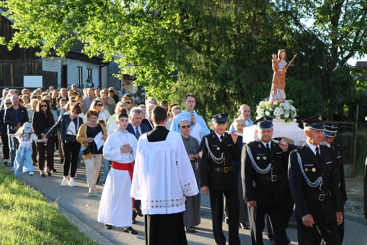 Lipnica Murowana. Msza św. i procesja z modlitwą o rekoronację Lipnickiej Madonny z Dzieciątkiem
