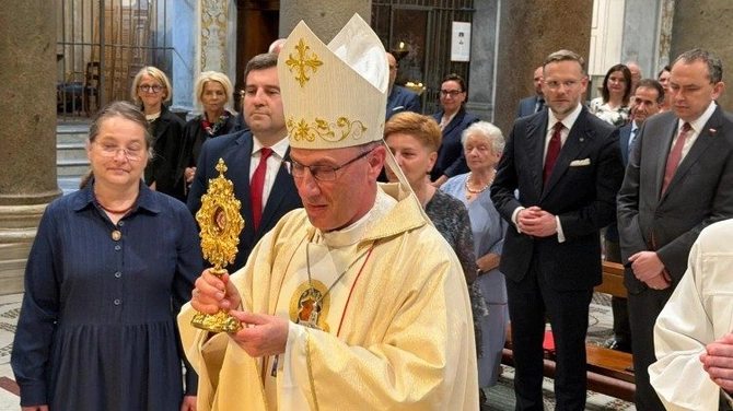 „Ten zwycięża, kto miłuje”. Prymas powrócił na Zatybrze