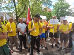 Siemianowice Śląskie. Obawa o miejsca pracy w MPGKiM, gorzka prawda i manipulacja - piekieta pod Urzędem Miasta 