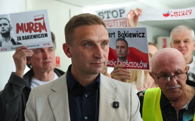 Robert Bąkiewicz skazany w procesie z oskarżenia aktywistki Strajku Kobiet. Chodzi o zajście na schodach przed kościołem św. Krzyża w Warszawie