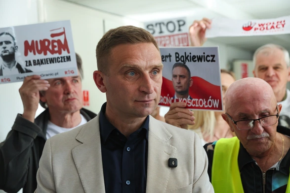 Robert Bąkiewicz skazany w procesie z oskarżenia aktywistki Strajku Kobiet. Chodzi o zajście na schodach przed kościołem św. Krzyża w Warszawie