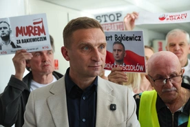Robert Bąkiewicz skazany w procesie z oskarżenia aktywistki Strajku Kobiet. Chodzi o zajście na schodach przed kościołem św. Krzyża w Warszawie