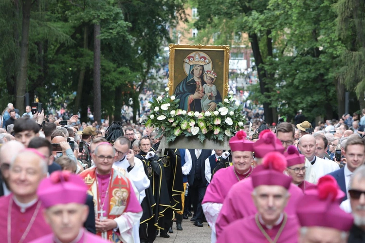 Piekary Śląskie. Abp Andrzej Przybylski powitał pątników i wygłosił słowo społeczne