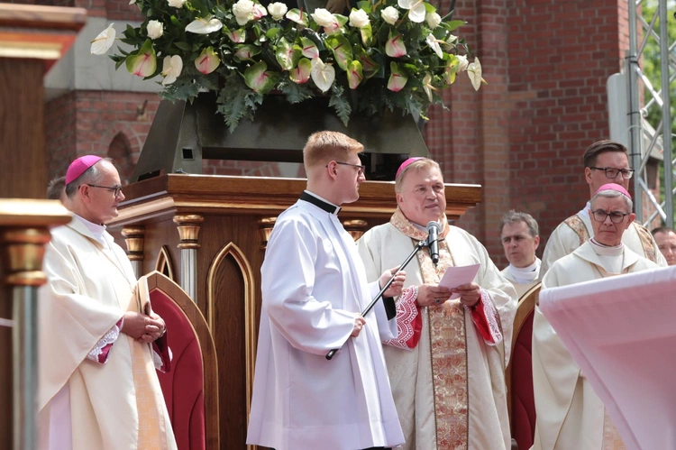 Piekary Śląskie. Bp Krzysztof Nykiel: W tym świętym miejscu, Bóg chce nam powiedzieć coś bardzo ważnego o sobie