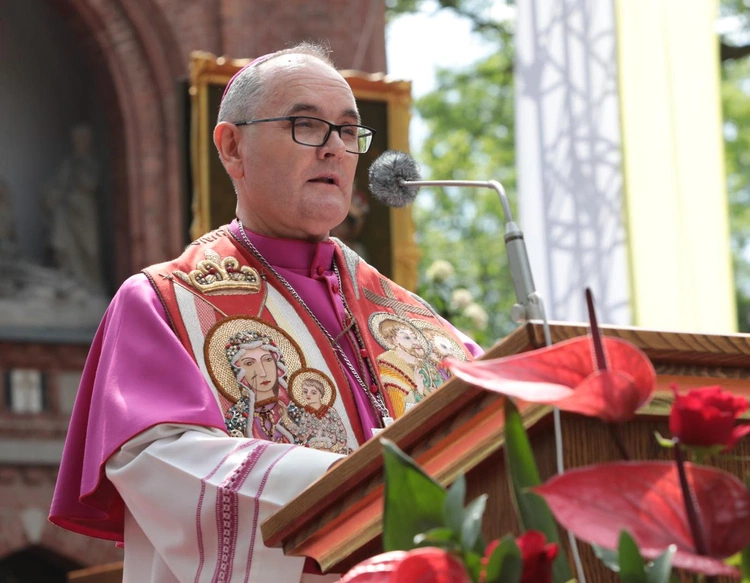 Abp Andrzej Przybylski w Piekarach Śląskich: Nie budujmy wież bez świątyń. Przyszłość Śląska musi opierać się na wierze, rodzinie i solidarności
