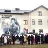 Mural przedstawiający młodego Franciszka Blachnickiego zdobi elewację.