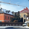 Dotychczasowy, stary budynek z przodu i dobudowana nowa część, w której zamieszkają chłopcy. 