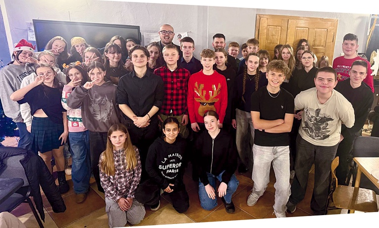 Oazowiczów pod okiem księdza Wojciecha ze spotkania na spotkanie jest coraz więcej