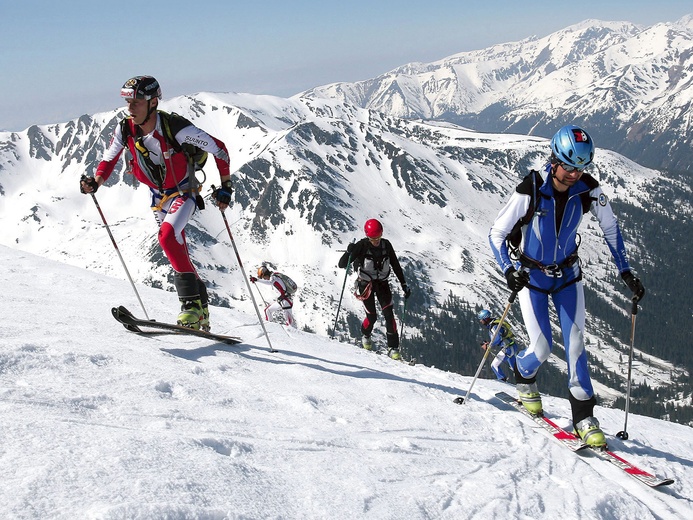 Skialpinizm w polskich Tatrach. Na tym etapie zawodów zawodnicy wędrują pod górę na nartach