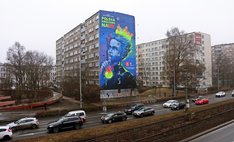 Królowa nauk błyszczy na fasadzie