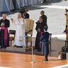 Papież zadowolony z zawieszenia broni, apeluje o modlitwę