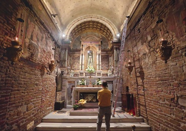 Kaplica w Loreto.  Tu znajdują się Domek Maryi  i rzeźba Matki Bożej  z Dzieciątkiem Jezus 