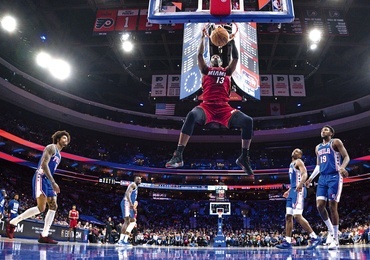 Bam Adebayo z Miami Heat w akcji nad koszem rywala