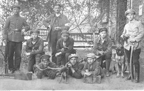 Grupa powstańców z pistoletami Mauser C96, karabinem Mauser wz. 98 i lekkim karabinem maszynowym MG