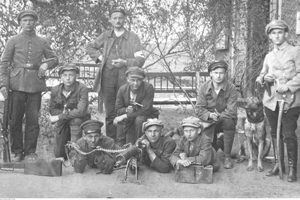 Grupa powstańców z pistoletami Mauser C96, karabinem Mauser wz. 98 i lekkim karabinem maszynowym MG