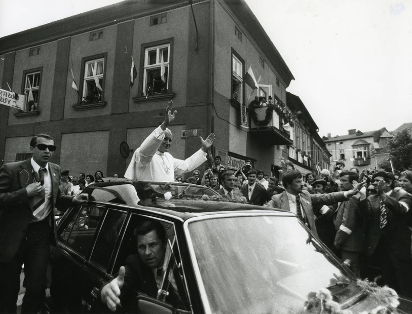 Samochód z Janem Pawłem II wjeżdża na wadowicki rynek, za plecami Ojca Świętego widać jego rodzinny dom.  Wadowice, 7 VI 1979 r. 