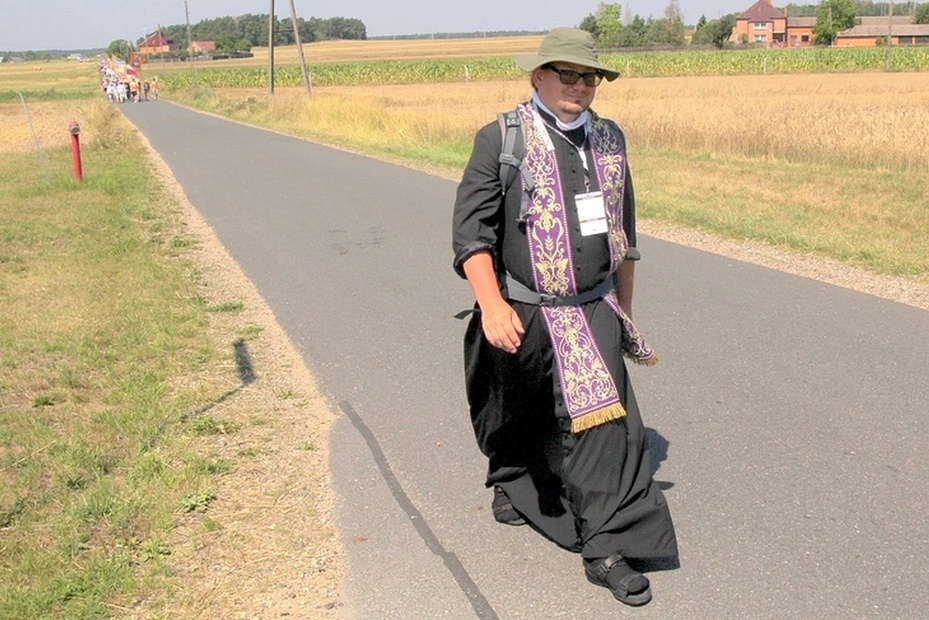 Ks. Tomasz Metelica na pielgrzymkowym szlaku