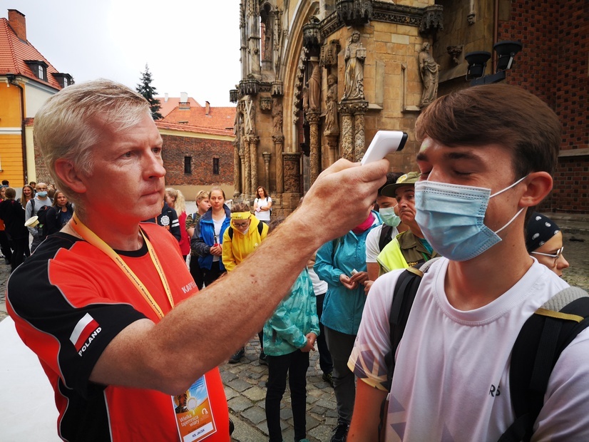 Każdy uczestnik przed wyjściem miał zmierzoną temperaturę i podpisał oświadczenie o braku w ostatnim czasie kontaktów z osobami zakażonymi Covid-19.