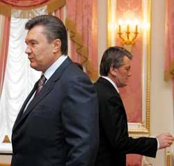 Premier Janukowycz  (po lewej)  i prezydent Juszczenko (po prawej)