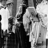 Jan Paweł II podaje rodzinie litewskiej księgę Ewangelii do ucałowania