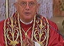 Modlitwa Benedykta XVI podczas poświęcenia nowych organów w Starej Kaplicy w
Ratyzbonie

