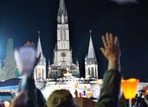Zakończenie procesji maryjnej w Lourdes fot. Henryk Przondziono