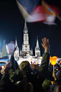 Zakończenie procesji maryjnej w Lourdes fot. Henryk Przondziono